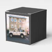 ハウスをテーマに、白いジープのトラックがフロンに駐車されている フェイバーボックス (正面サイド)