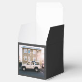 ハウスをテーマに、白いジープのトラックがフロンに駐車されている フェイバーボックス (オープン)