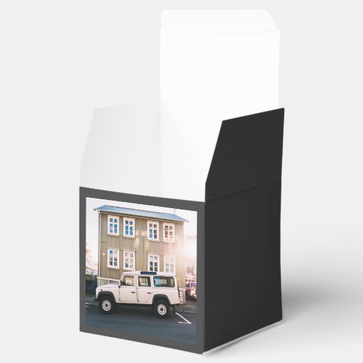 ハウスをテーマに、白いジープのトラックがフロンに駐車されている フェイバーボックス (オープン)