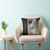 ハウスバニーブラックカスタム写真と名前スローピル クッション (椅子)