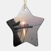 ハウスボートの窓からの日の出の眺め セラミックオーナメント (左)