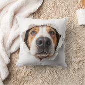 ハウンド犬が引き裂かれた紙穴を覗く クッション (ブランケット)