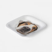 ハウンド犬が引き裂かれた紙穴を覗く ペーパープレート (傾斜あり)