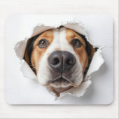 ハウンド犬が引き裂かれた紙穴を覗く マウスパッド (正面)