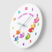 ハカラフルッピ飛んでいるーバーズ – 文字/名前の追加 ラージ壁時計 (傾斜)
