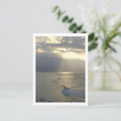 ハガキ、一日の最後の波に乗るサーファー ポストカード (スタンド正面)