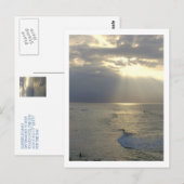 ハガキ、一日の最後の波に乗るサーファー ポストカード (正面/裏面)