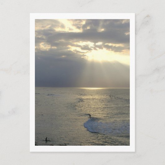 ハガキ、一日の最後の波に乗るサーファー ポストカード (正面)