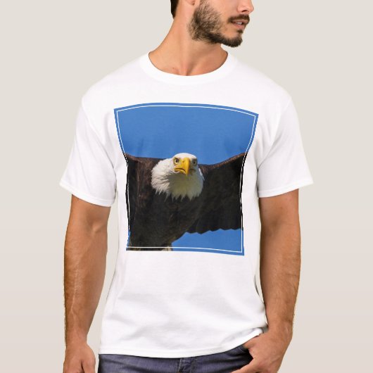ハクトウワシの迫力のフライバイ Tシャツ (正面)