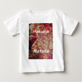 ハクナマタタライオン乾燥したひび割れた泥 ベビーTシャツ (正面)