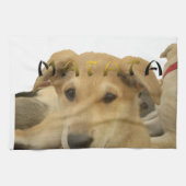 "ハクナマタパップ" – 心配のない子犬の愛 キッチンタオル (横)