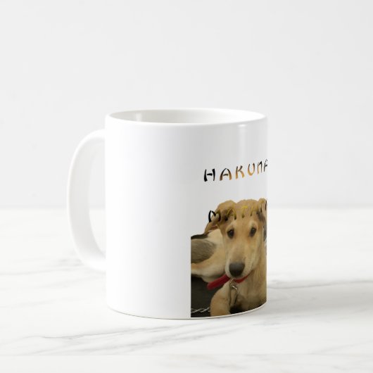 "ハクナマタパップ" – 心配のない子犬の愛 コーヒーマグカップ (正面左)