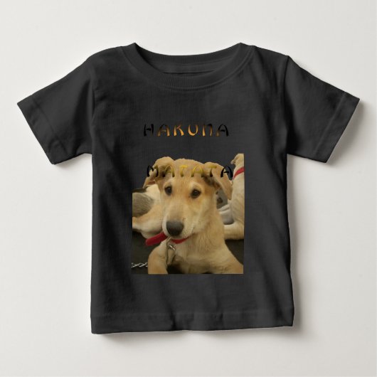 "ハクナマタパップ" – 心配のない子犬の愛 ベビーTシャツ (正面)