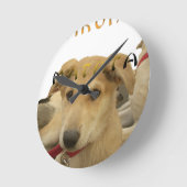 "ハクナマタパップ" – 心配のない子犬の愛 ラウンド壁時計 (傾斜)