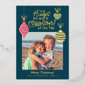 ハグが今年はこんなに流行ってるの? 楽しい家族の写真 箔シーズンカード (正面)