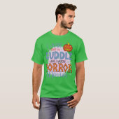 ハグしてホラー映画を見る funny tシャツ (正面フル)