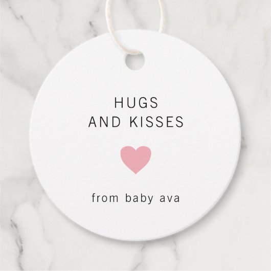 ハグとキスガールピンクハートかわいい赤ちゃんシャワー フェイバータグ (正面)
