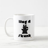 ハグッガブルSkunkハグA Skunk コーヒーマグカップ (左)
