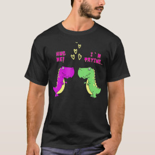 ハグ私は試みているハートレックス恐竜カップル価 Tシャツ
