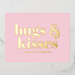 ハグ&キスピンク白モダンはっきりしたタイポグラフィ 箔シーズンポストカード<br><div class="desc">ハグとキスモダンはっきりしたタイポグラフィパーソナライズされたエレガント可愛いホイル休日はがき。カスタム金ゴールドフォイル文字モダンタイポグラフィ、ライトピンク背景。バレンタインデー素晴らしは、ガレンタインの日、誕生日、記念日など、あなたの友人や愛する人のために。コレクションの残りの部分をチェックして、アイテムのマッチングと調整を行う。</div>