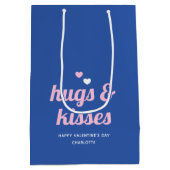 ハグ&キスラブハートバレンタインのネイビーピンク ミディアムペーパーバッグ (裏面)