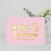 ハグ&キス ピンク 白 現代的で大胆なタイポグラフィ 箔シーズンカード (立ち正面)