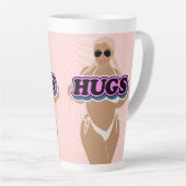 ハグ、漫画の美しさ、ビキニーの女性 カフェラテマグ (右アングル)