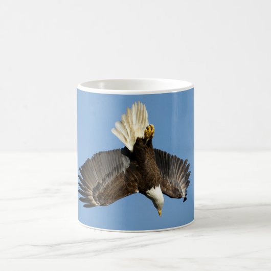 ハゲのワシが水に向かってダイビングする コーヒーマグカップ (中央)