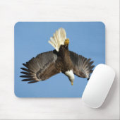 ハゲのワシが水に向かってダイビングする マウスパッド (マウス)