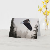 ハゲのワシが霧の中を舞い上がる カード (黄色い花)