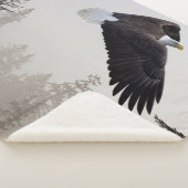 ハゲのワシが霧の中を舞い上がる シェルパブランケット (3/4)