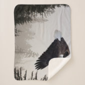 ハゲのワシが霧の中を舞い上がる シェルパブランケット (正面)
