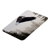 ハゲのワシが霧の中を舞い上がる マグネット (左側)