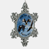 ハゲのワシのソアリング スノーフレークピューターオーナメント (左)