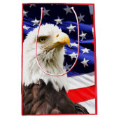 ハゲのワシを持つ米国国旗 ミディアムペーパーバッグ (正面)