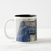 ハゲタカのペンダントが付いているネックレス ツートーンマグカップ (左)