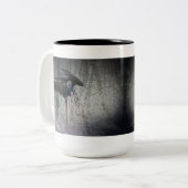 ハゲワシが羽を閉じると ツートーンマグカップ (正面左)