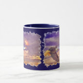 ハゲ飛んでいるワシと薄明空の野生生物アート マグカップ (中央)