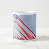 ハゲ・イーグルとアメリカ国旗 ジャンボコーヒーマグカップ (正面)