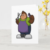 ハサミとくしを持つスタイリストとしてのゴリラ カード (黄色い花)