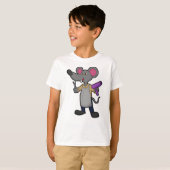 ハサミとドライヤーを持つ美容師のネズミ Tシャツ (正面フル)
