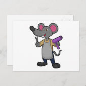 ハサミとヘアドライヤーを持つ美容師としてのマウス ポストカード (正面/裏面)