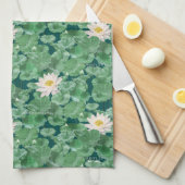 ハスのラグーンパターン – 白い蓮 キッチンタオル (四つ折り)