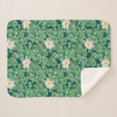 ハスのラグーンパターン – 白い蓮 シェルパブランケット (正面(横))