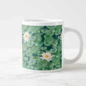 ハスのラグーンパターン – 白い蓮 ジャンボコーヒーマグカップ (右)