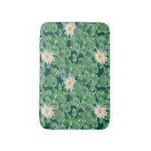 ハスのラグーンパターン – 白い蓮 バスマット (正面縦)