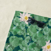 ハスのラグーンパターン – 白い蓮 ビーチタオル (インサイチュ)