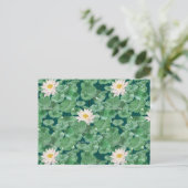 ハスのラグーンパターン – 白い蓮 ポストカード (スタンド正面)