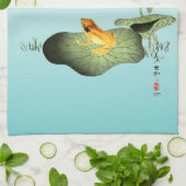 ハスの上の黄色いカエル キッチンタオル (折り畳み)