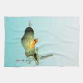 ハスの上の黄色いカエル キッチンタオル (横)